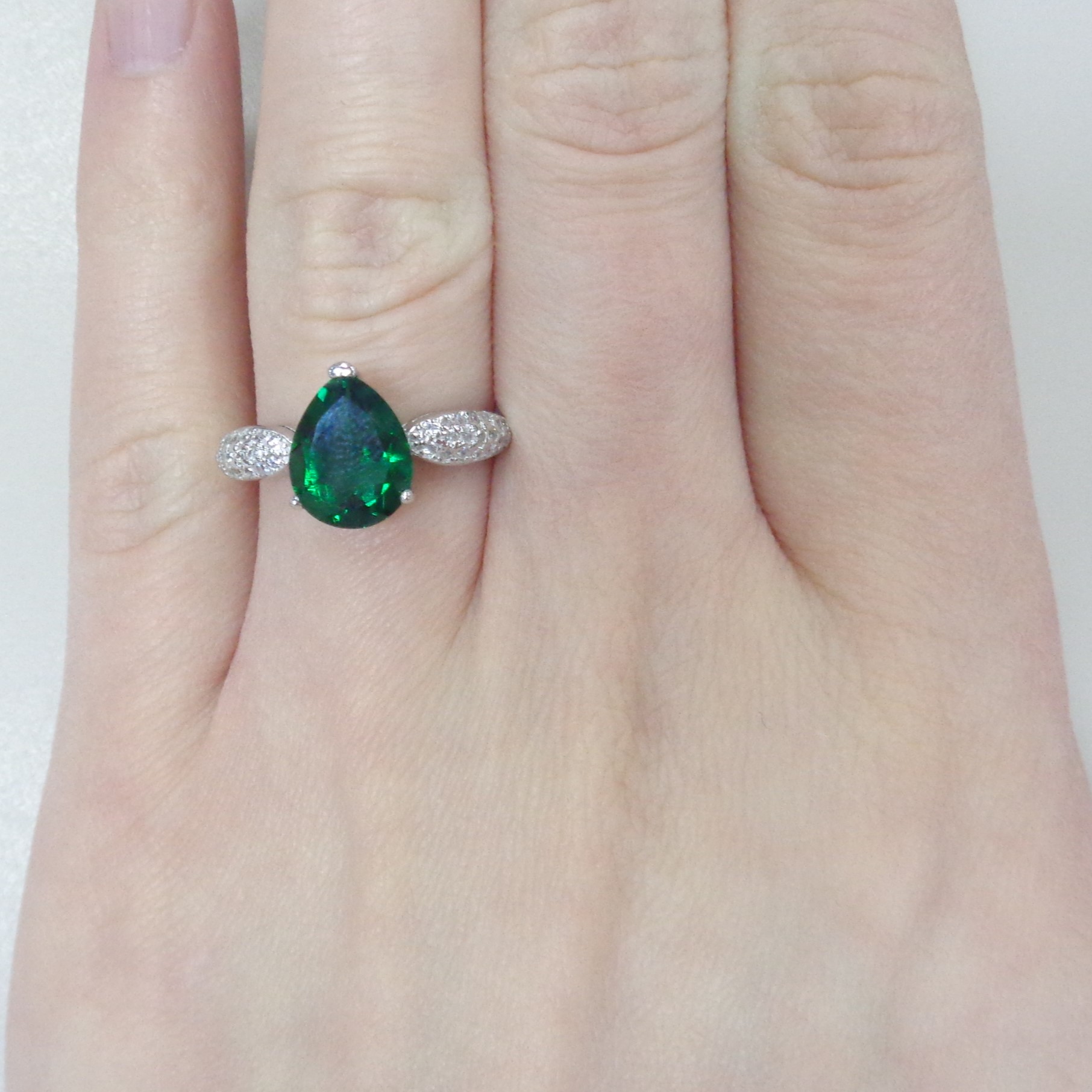 Серебряное кольцо с выращенным изумрудом